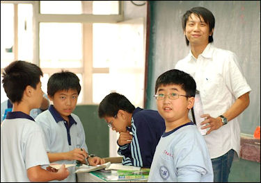 20111124-Wiki C schools Chinese_Teacher_and_Students_2007-11-8.jpg